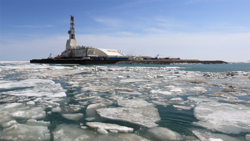 Au total, le champ de Kashagan pourrait contenir l’équivalent de 38 milliards de barils de pétrole. Jusqu’à 13 milliards de barils de pétrole seraient techniquement récupérables, soit un volume supérieur aux réserves prouvées de toute l’Algérie à fin 2012 et proche de celles du Brésil. (photo : ©NCOC)