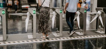 Prototypes de tourniquets éoliens à la station de métro Miromesnil. (©Julien Hay)